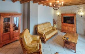 - un salon avec un canapé et une table dans l'établissement Stunning Home In Amailloux With Outdoor Swimming Pool, à Amailloux