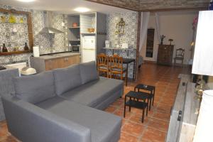 ein Wohnzimmer mit einem Sofa und einer Küche in der Unterkunft La Pedriza in Galapagar