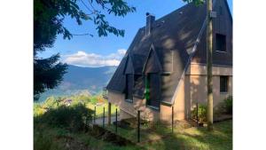 uma casa com vista para as montanhas em Chalet de 3 chambres avec jardin clos et wifi a Kruth em Kruth