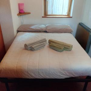 zwei Betten in einem Zimmer mit zwei Handtüchern darauf in der Unterkunft Mont Blanc Top Floor in La Salle