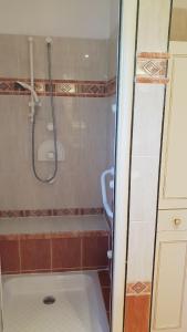 La salle de bains est pourvue d'une douche, d'une baignoire et d'un lavabo. dans l'établissement Rez de jardin, à Vescovato