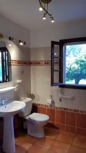 La salle de bains est pourvue de toilettes, d'un lavabo et d'une fenêtre. dans l'établissement Rez de jardin, à Vescovato