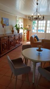 - un salon avec une table et un canapé dans l'établissement Rez de jardin, à Vescovato