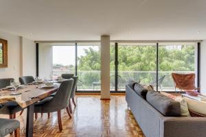 sala de estar con sofá y mesa en 3 Bedrooms Apartment with Panoramic Terrace, en Ciudad de México