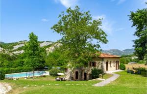 a house with a swimming pool and a yard at Valguerriera - Orzo in Apecchio