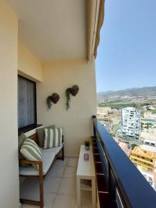 balcón con sofá y vistas a la ciudad en Apartamento Vistas Paraiso en Adeje