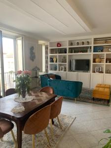 uma sala de estar com uma mesa e um sofá em Sotto le stelle di Capua em Capua