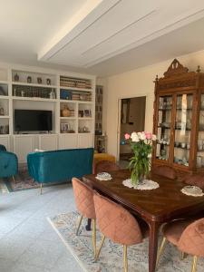 a living room with a wooden table and chairs at Sotto le stelle di Capua in Capua