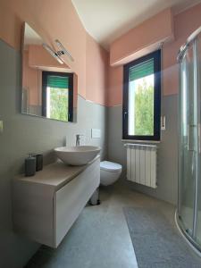 een badkamer met een wastafel en een toilet bij Holiday Home in Belmonte del Sannio