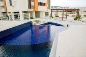 una piscina en medio de un edificio en Apto Centro de Criciúma, en Criciúma