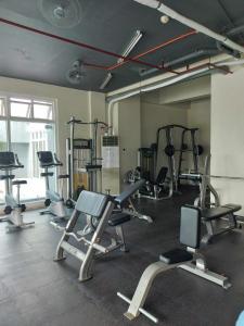 un gimnasio con varios equipos de ejercicio en una habitación en ONE PAVILLION PLACE, en Cebú
