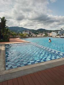 una piscina con una persona en el agua en ONE PAVILLION PLACE, en Cebú