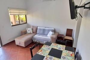 ein Wohnzimmer mit einem Sofa und einem Tisch in der Unterkunft Jade Beach B apartamento 20 in Coco