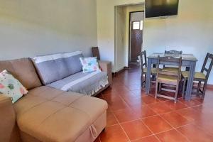 ein Wohnzimmer mit einem Sofa und einem Tisch in der Unterkunft Jade Beach B apartamento 20 in Coco