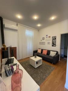 sala de estar con sofá y mesa en Burgães II Apartment, en Oporto
