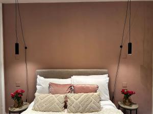 a bedroom with a bed with pink walls and flowers at Spacious Studio for 4 flat near Regents Park n2 in London