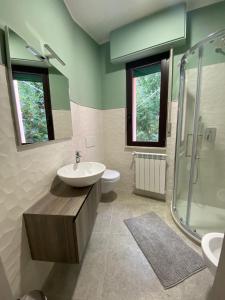 een badkamer met een wastafel en een douche bij Holiday Home in Belmonte del Sannio