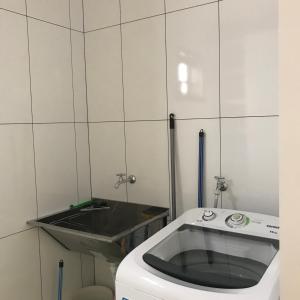 Baño pequeño con lavabo y encimera en Apartamento Central, Espaçoso Ideal para Família, en Toledo