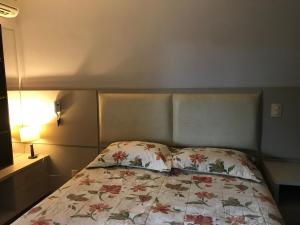 1 dormitorio con 1 cama con colcha de flores en Apartamento Central, Espaçoso Ideal para Família, en Toledo