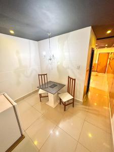 Un comedor con una mesa y dos sillas. en Shopping Motel, en Castanhal