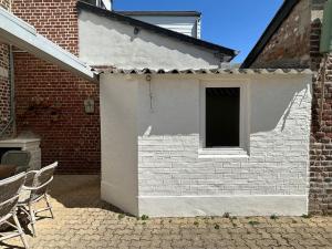 a white brick building with a window on it at Bienvenue à la Maison Cayeux Beach in Cayeux-sur-Mer
