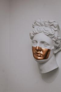 une statue d'une tête avec un masque d'or dans l'établissement White House Sarajevo, à Sarajevo