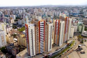 une vue aérienne sur une ville avec de grands bâtiments dans l'établissement Apto Centro de Criciúma, à Criciúma