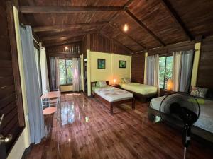 une chambre avec un lit et un canapé dans une pièce dans l'établissement Casita Lidia Bijagua, à Bijagua