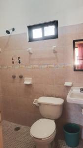 La salle de bains est pourvue de toilettes et d'un lavabo. dans l'établissement Hotel Jacaranda, à Tuxtla Gutiérrez