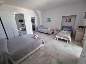 um quarto com 2 camas e uma sala de estar em Miriam's House Pompei em Pompeia