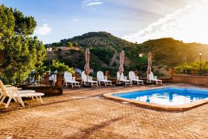 um pátio com cadeiras e uma piscina em La Atalaya em Frailes