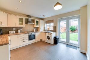 a kitchen with a washer and dryer at Simitach Serviced Apartments in Middleton