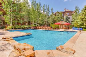 una piscina en un patio con una casa en Seasons Lodge #202 en Edwards