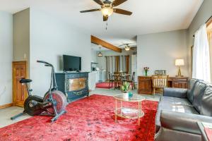 uma sala de estar com um sofá e uma mesa em Lakefront Orange Vacation Rental - Pet Friendly! em Orange