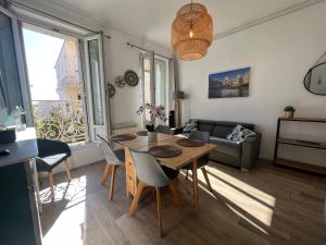 - un salon avec une table et un canapé dans l'établissement Splendide Appartement Joliette parking securisé, à Marseille