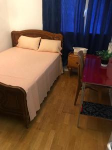 una camera con letto, tavolo e mobile da lavoro. di Beauvais chambre 1 a Beauvais