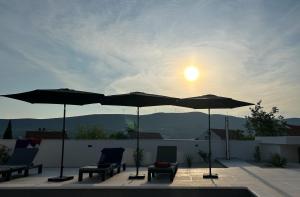 Nespecifikovaný výhled na hory nebo výhled na hory při pohledu z vily