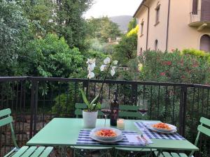 un tavolo con due piatti di cibo su un balcone di Residence Villa Alba a Gardone Riviera