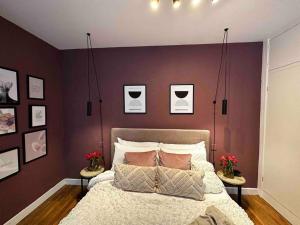 sypialnia z fioletową ścianą z łóżkiem w obiekcie Spacious studio for 4 near Regents Park n1 w Londynie