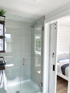 ein Bad mit einer Dusche und einer Glastür in der Unterkunft Kingfisher Harwich Port in Harwich Port