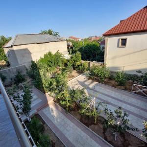 una vista aérea de un jardín junto a un edificio en Family , Fresh , Fascinating, en Baku