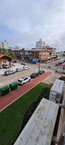 vistas a una calle con coches aparcados en la carretera en Depto Daria Punta del Este, en Punta del Este