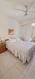 1 cama blanca grande en una habitación con techo en Depto Daria Punta del Este, en Punta del Este