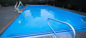 una gran piscina de agua azul en Quality Inn & Suites, en Tulare