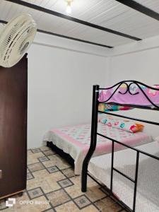 1 dormitorio con 1 cama y 1 lámpara en una habitación en Donde Salito, en Norcasia