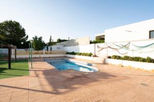 una piscina en un patio junto a un edificio en Villa Entre dos Tierras en Otura