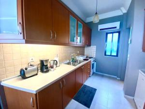 a kitchen with a sink and a counter top at Spenny Sunrise Apartment in Xiropigado