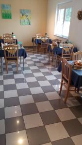 Restaurace v ubytování Gästehaus und Weinbau Zur Wiederkehr Strudler