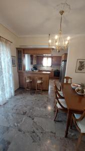 Potamós的住宿－Semiramis Apartment，用餐室以及带桌椅的厨房。