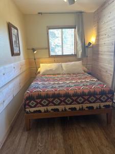 - une chambre avec un lit dans une pièce dotée d'une fenêtre dans l'établissement Strawberry Patch, à Duck Creek Village